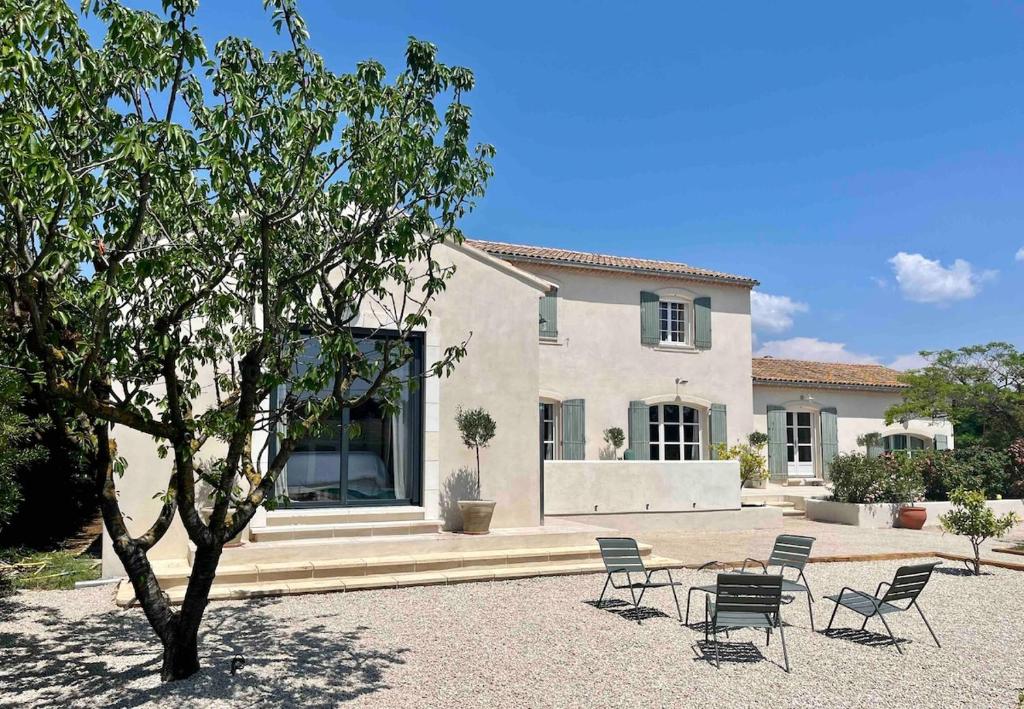 Belle bastide provençale, entre Arles et Alpilles, Arles