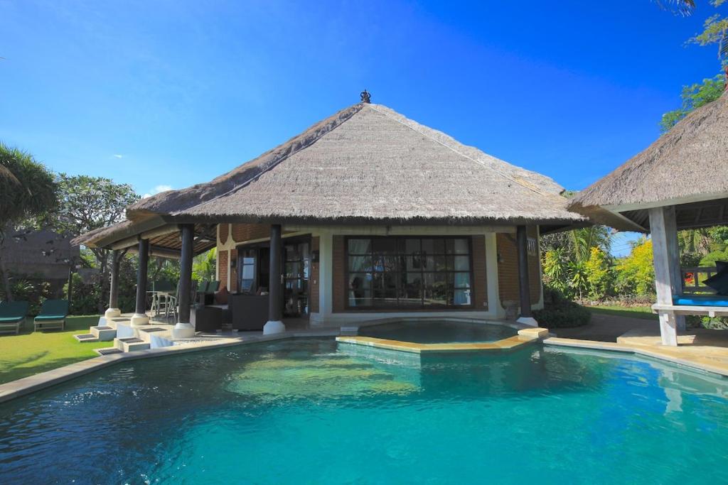 Bundar - Superb beachfront villa with pool and staff!, Pulau Temukus