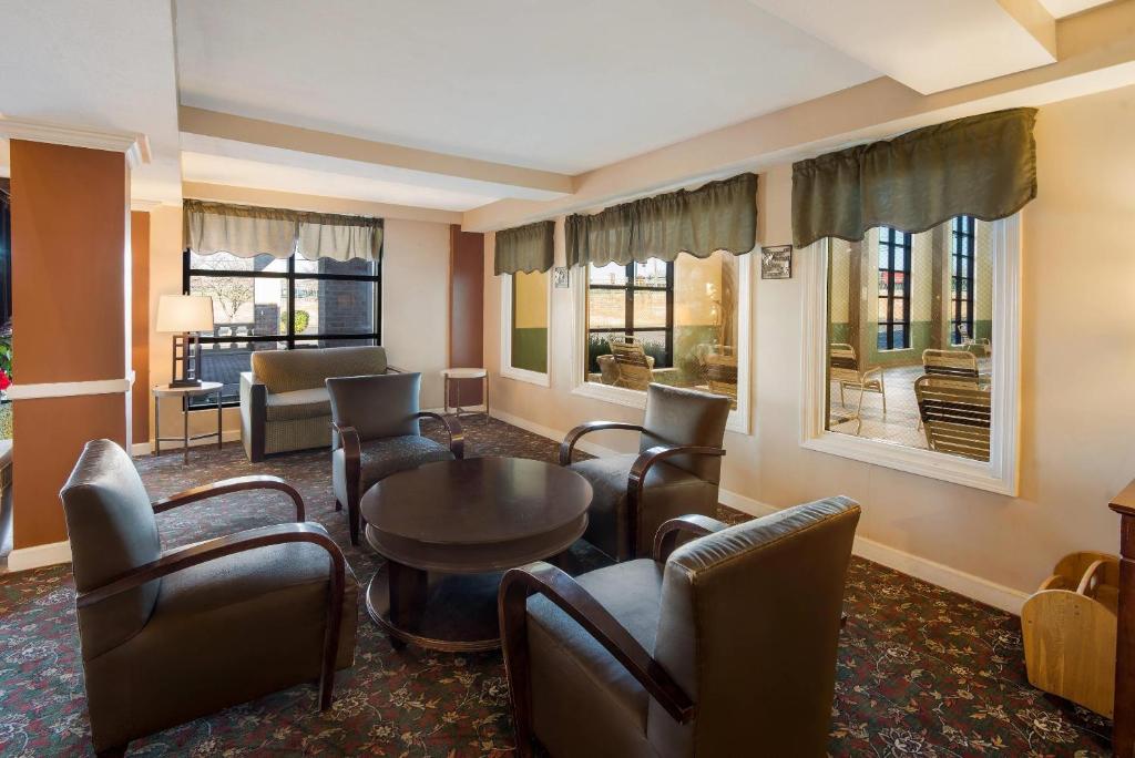 Quality Inn & Suites Cincinnati I-275 フロント・ロビー