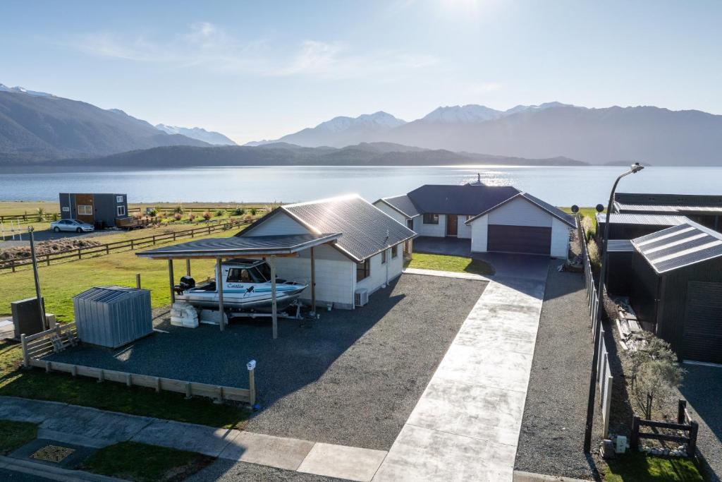 The Tranquil Edge - Te Anau Holiday Home, Te Anau