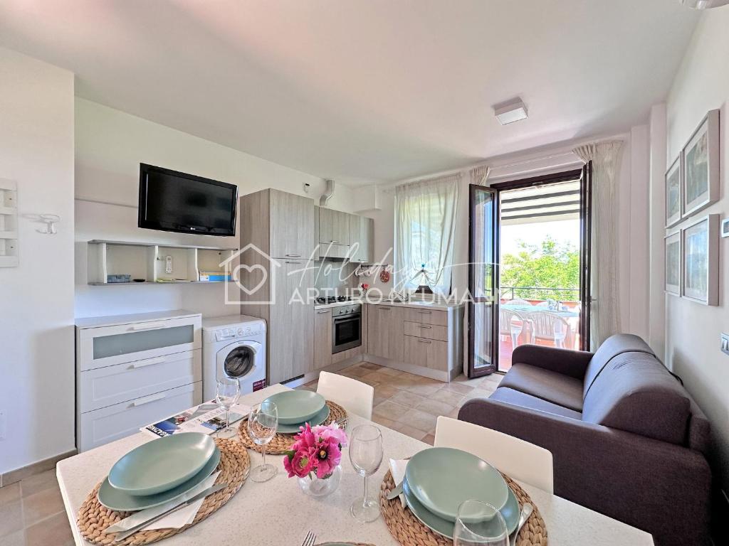 229 - Appartamento trilocale al primo piano con ampio terrazzo - al residence Adamo ed Eva con piscina e campo da calcetto, climatizzato - SPIAGGIA INCLUSA AL WHITE BEACH CLUB - 2