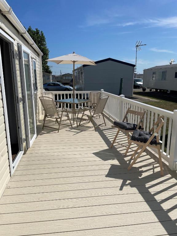 Caravan With Decking And Wi-Fi At Seawick Holiday Park In Essex Ref 27231Sw, Clacton-on-Sea