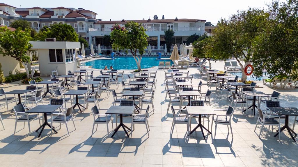 Viking Garden Hotel — Swimming pool in Kemer