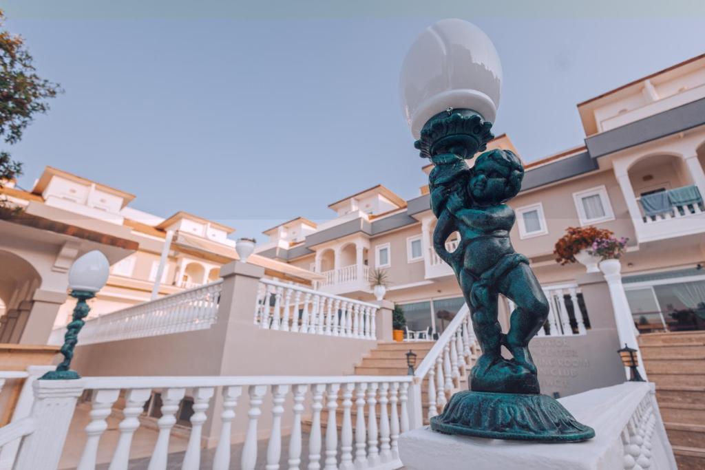 Viking Garden Hotel — Hotel building in Kemer