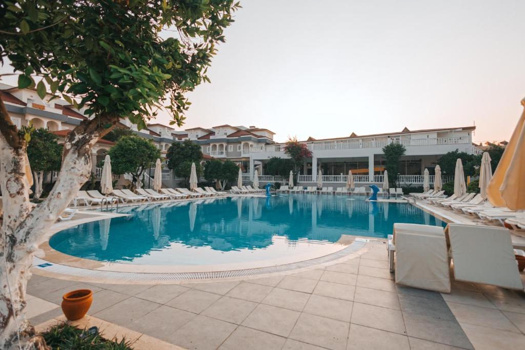 Viking Garden Hotel — Swimming pool in Kemer