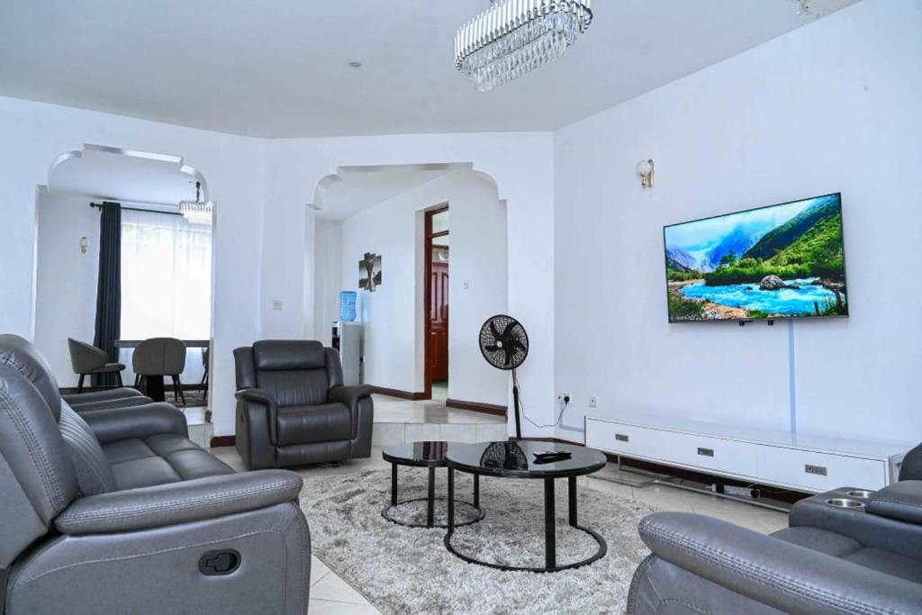 Sofitel Executive 3 bedrooms all rooms ensuite own compound, Kisumu