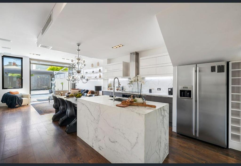 1st Class Living in the Heart of Albert Park, Melbourne