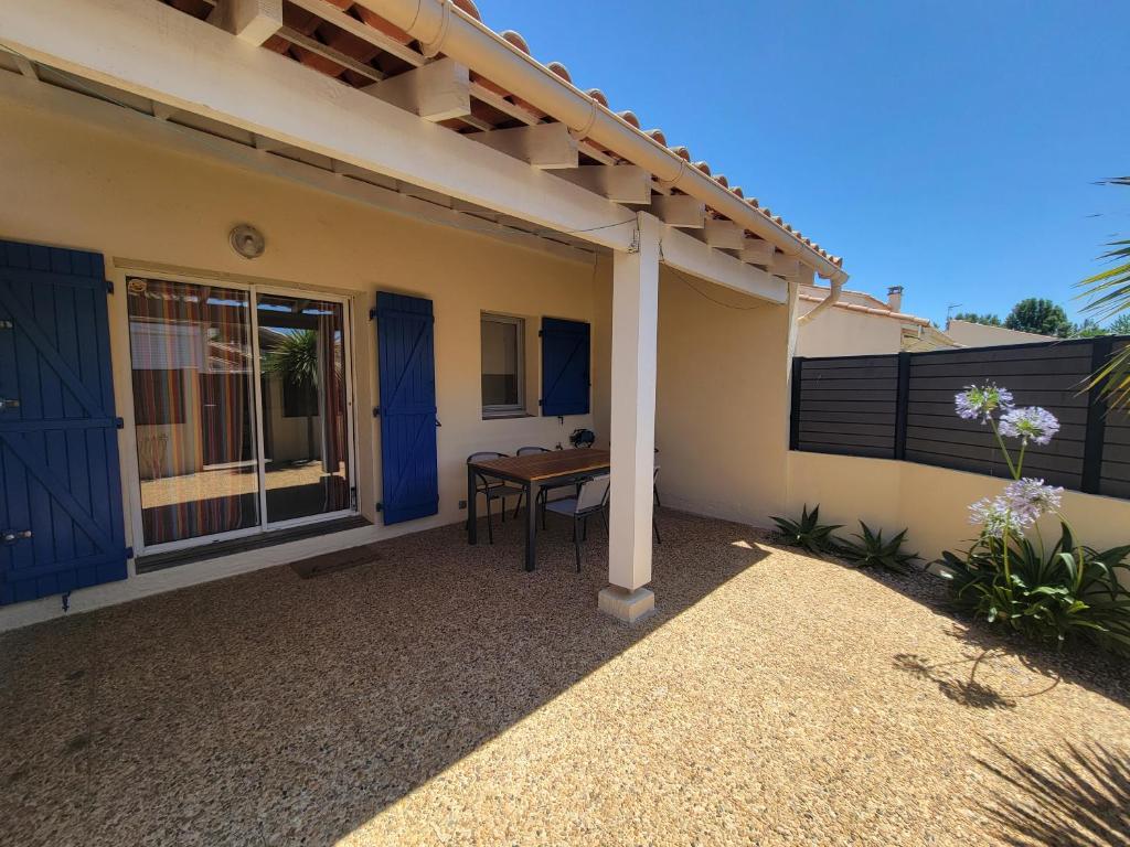 Villa 5 couchages 2 chambres belle terrasse d'angle piscine commune dans résidence sécurisée à 200m de la mer LRMA2A - 1