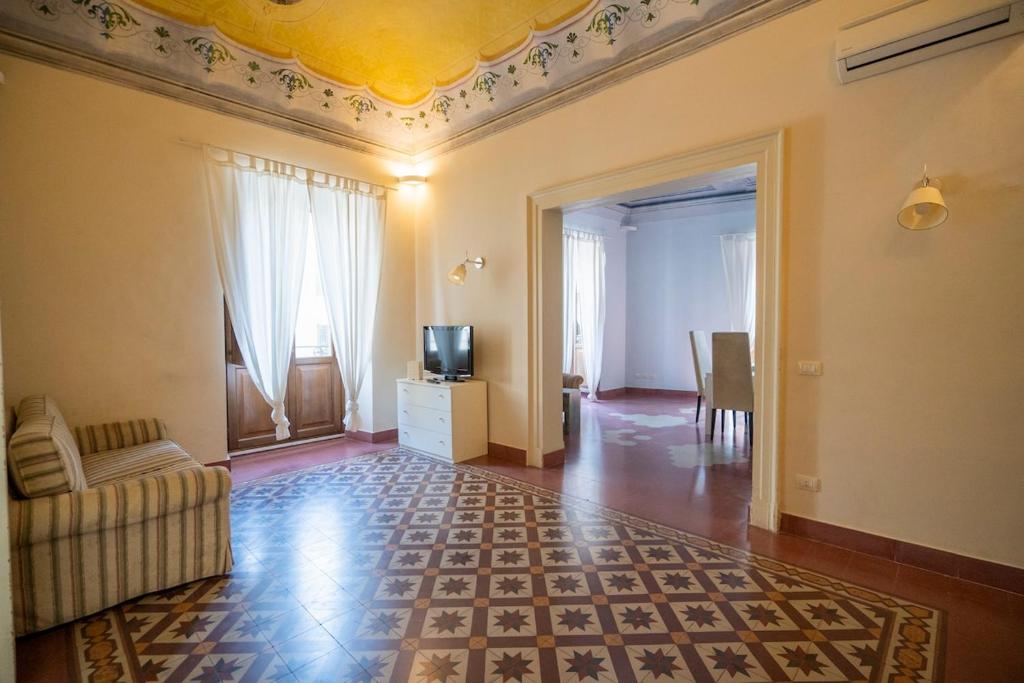 Historic Apartment Piazza Teatro - 1