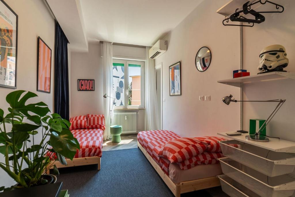GuestHost - Colorful Apt in Vintage-Modern Style - 3