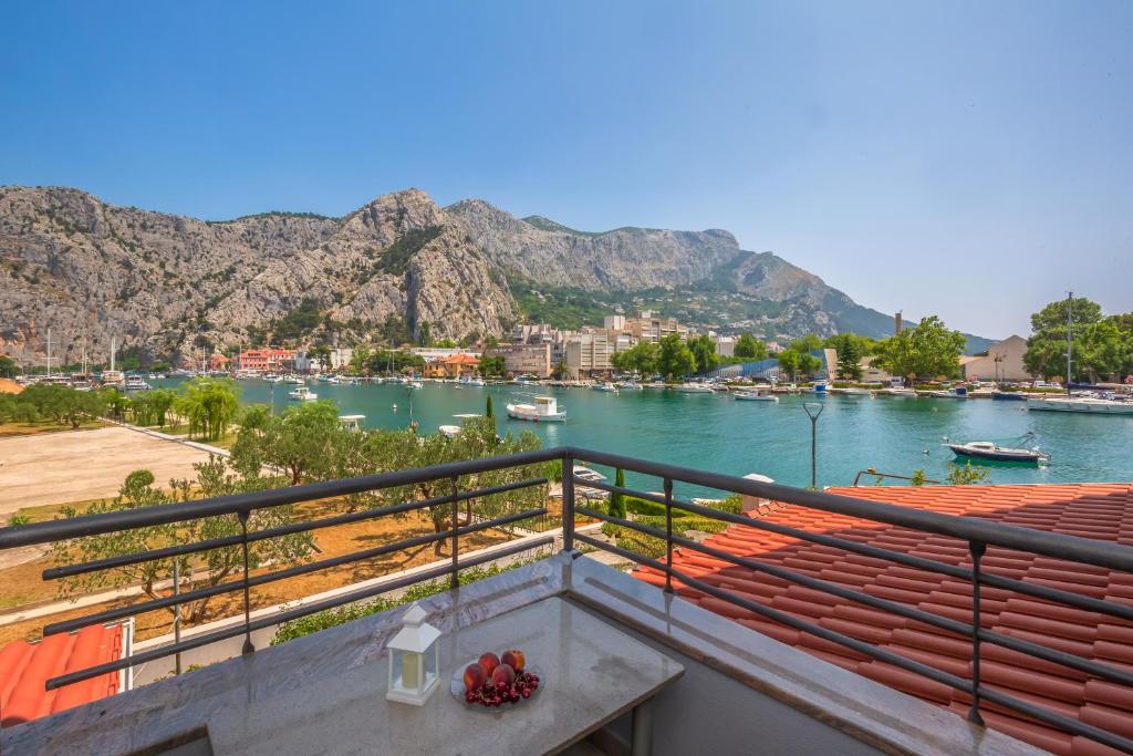 AP MIRKO - 3 bedrooms apartment in city center, Omiš