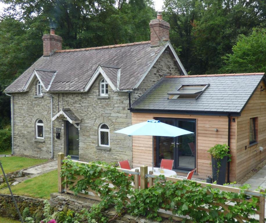 Ty Cam Abercych, Abercych