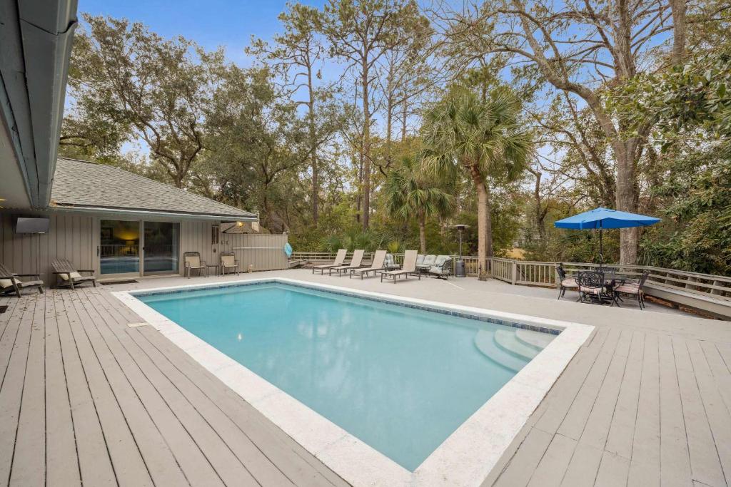 Beautiful 4BDR with Hot Tub & Pool Shuttle to Beach, Hilton Head Island