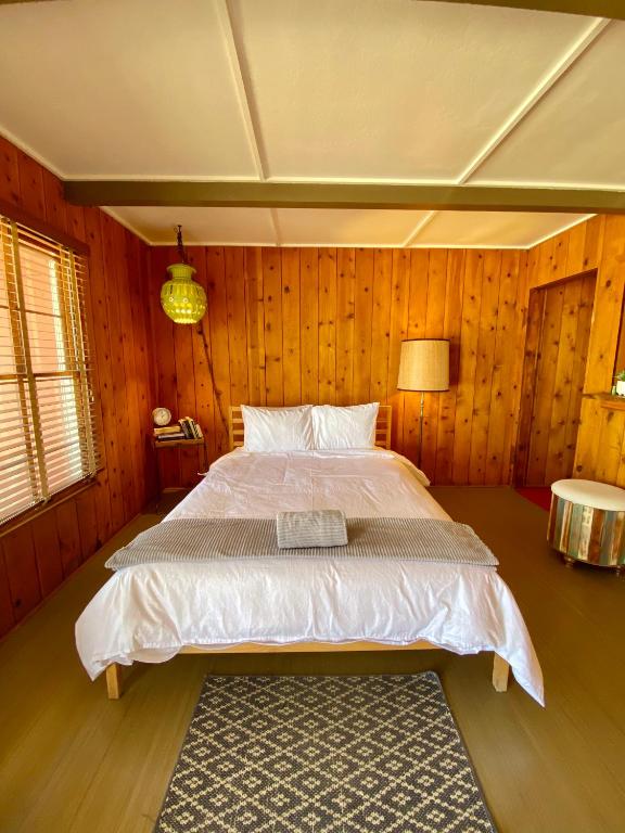 Room 8 - Downtown Joshua Tree Motel - Pet Friendly - Walk to Shops & Visitor Center, Minutes to Park Entrance, Joshua Tree