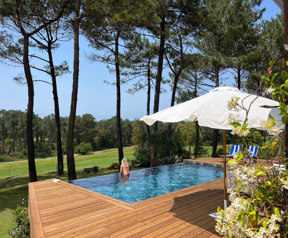 Villa Hau'Oli, 4 chambres, spacieuse, piscine privée, grand jardin fleuri vue golf et 8min à pied de la plage - 2