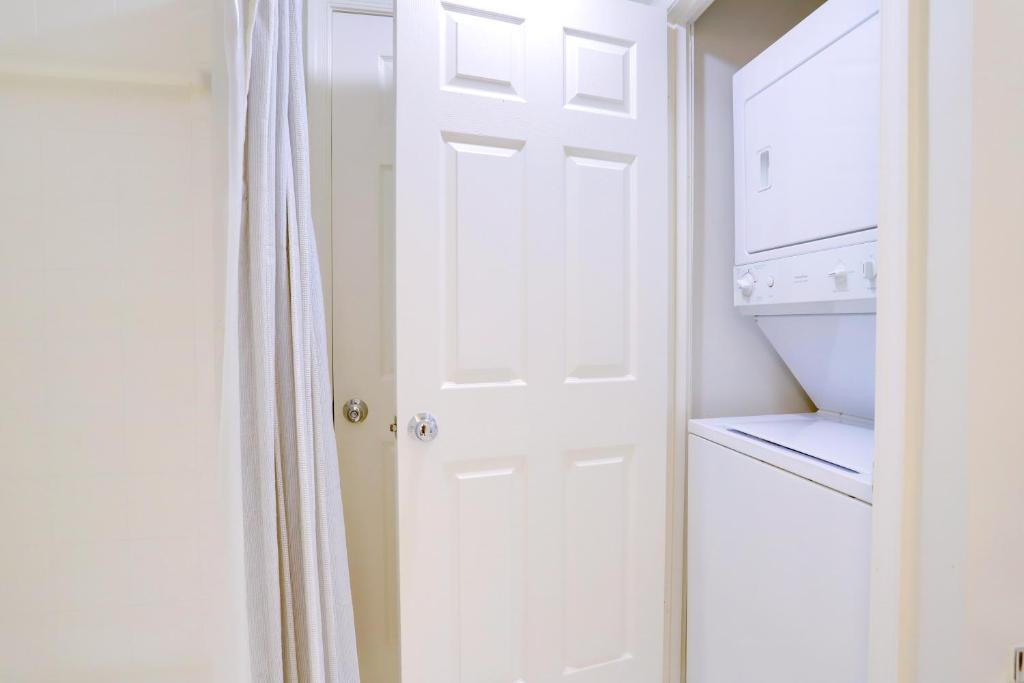 Top Location in Ballston - Pool & Gym Access, Arlington