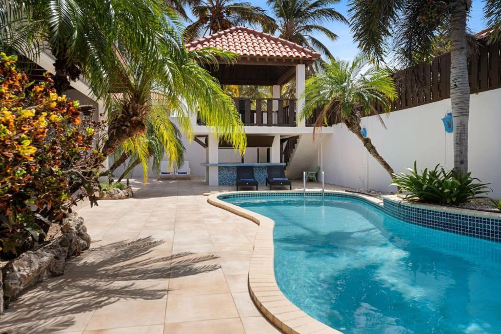 Spacious Villa near Beaches w Pool Sunset Deck, Palm-Eagle Beach