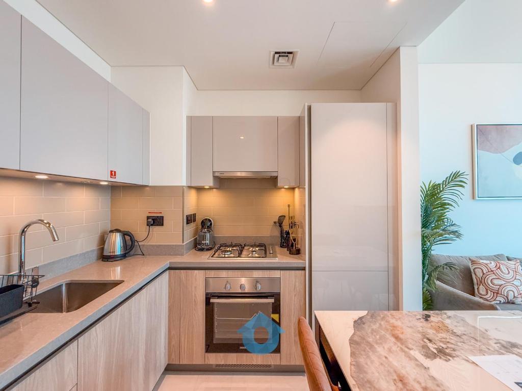 2702 Chic High Floor 1BR Sobha Hartland Waves, Dubaj