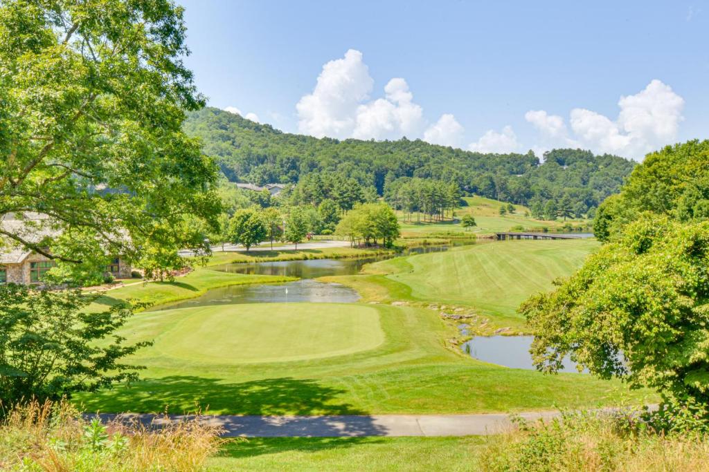 Tee Off in the Mtns Sky Valley Condo with View!, Dillard