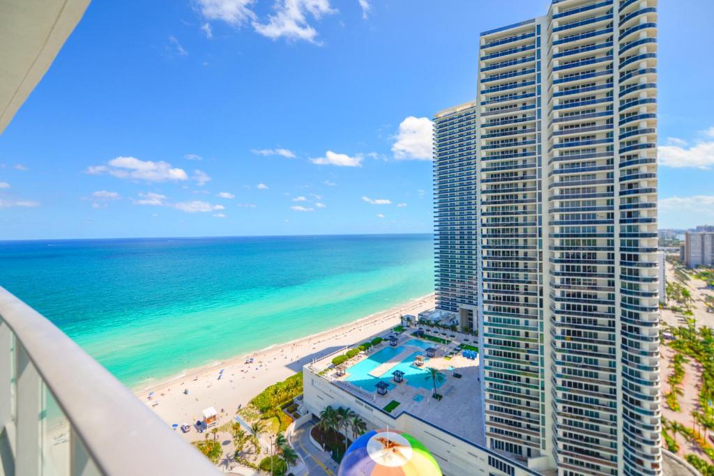 Elegant Beachfront Retreat, Hollywood