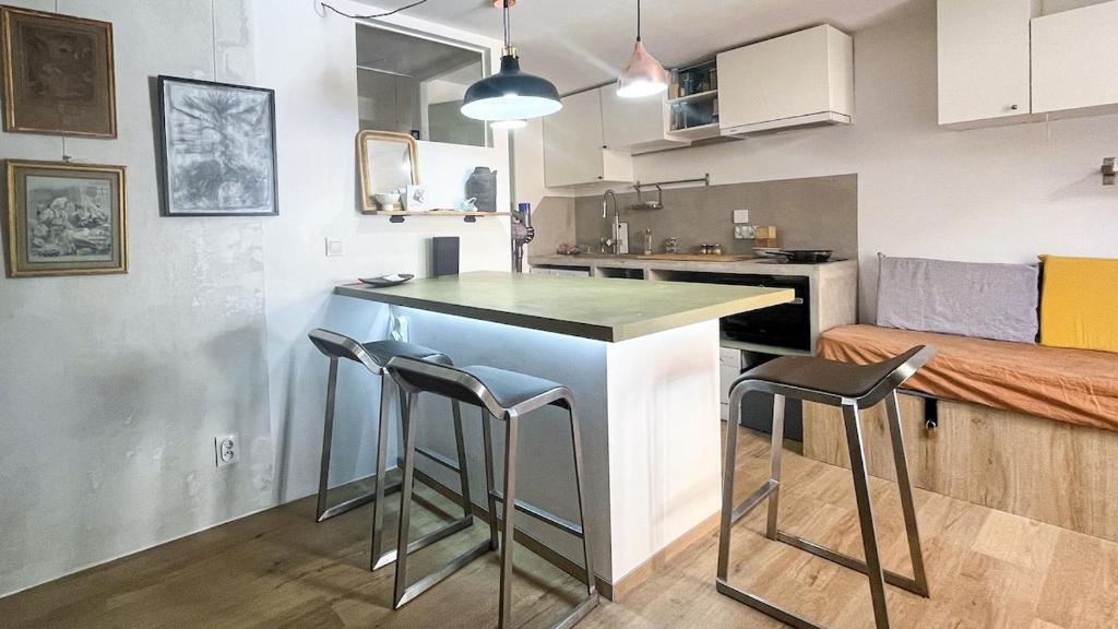 Cozy studio on Frioul Island and terrace Beaches and port just two mn away, Marseille