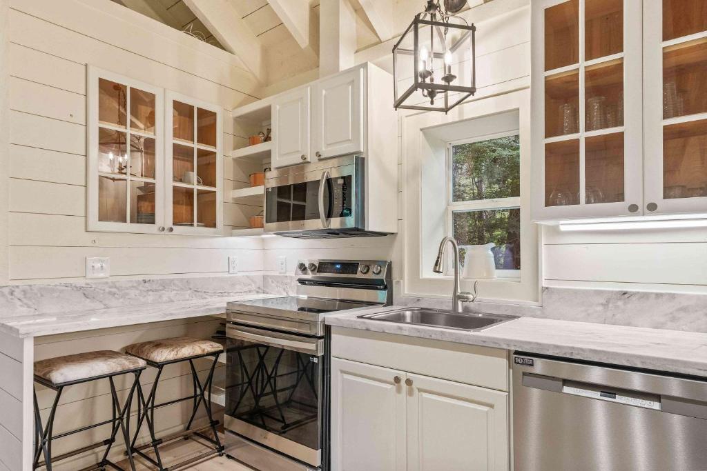 Cashiers Hideaway, Cashiers