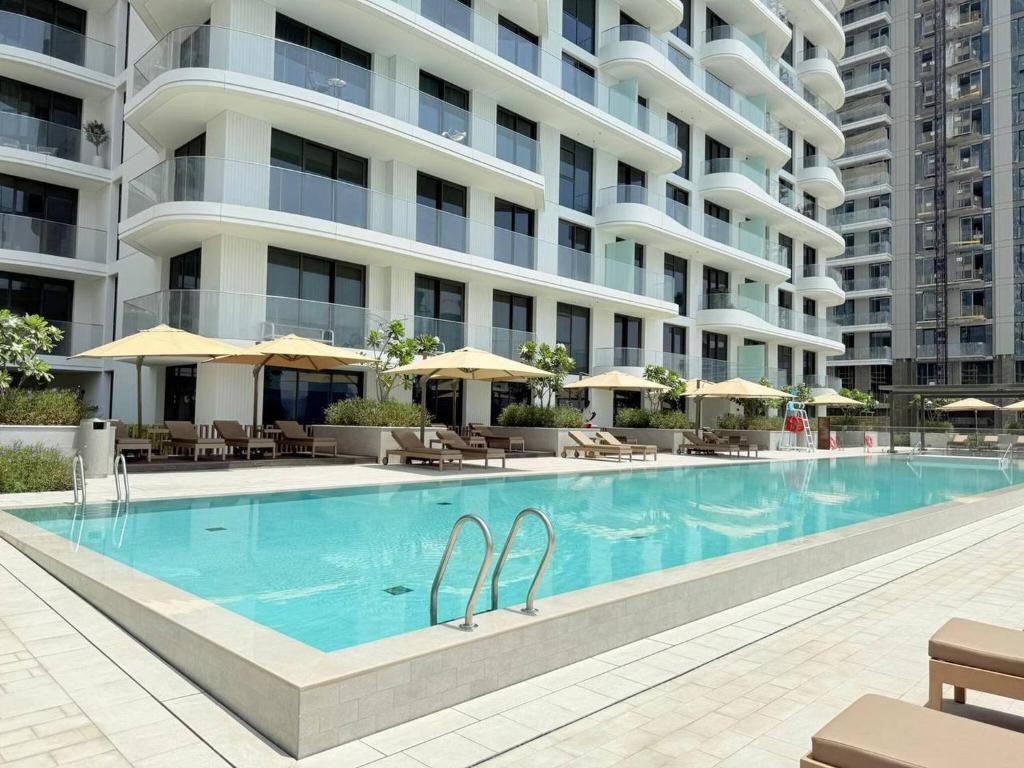 Luxury & Bright 1BR Apartment | Panoramic Sea View, Dubai