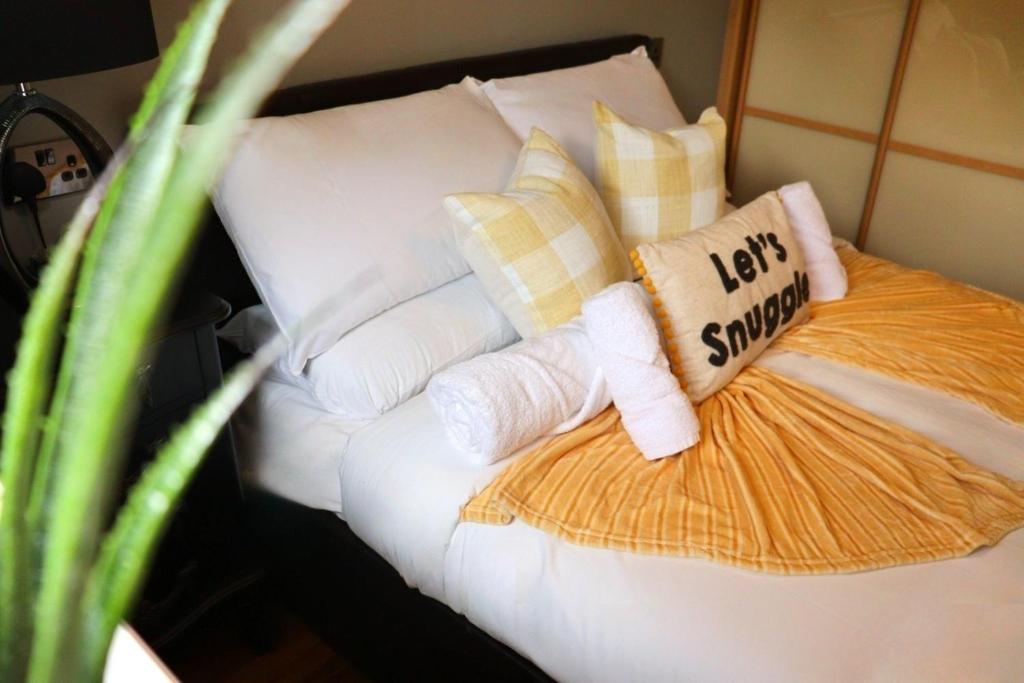 Heathrow Stays Entire House Near Heathrow, Free WiFi, Family-Friendly & Garden, Northolt