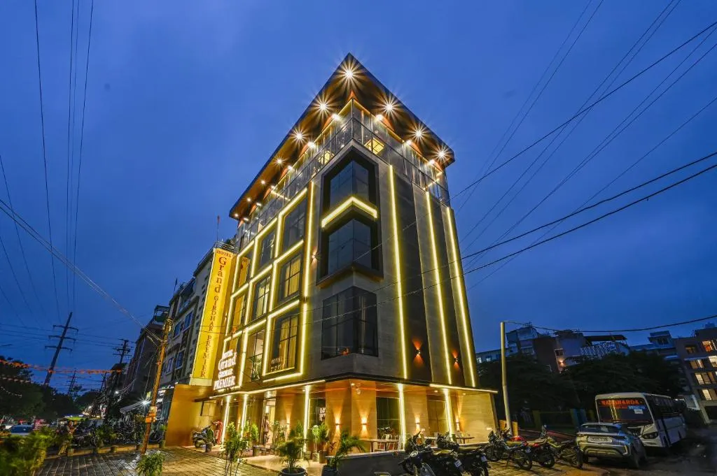 Hotel Grand Girdhar Premier，位于印多尔的酒店