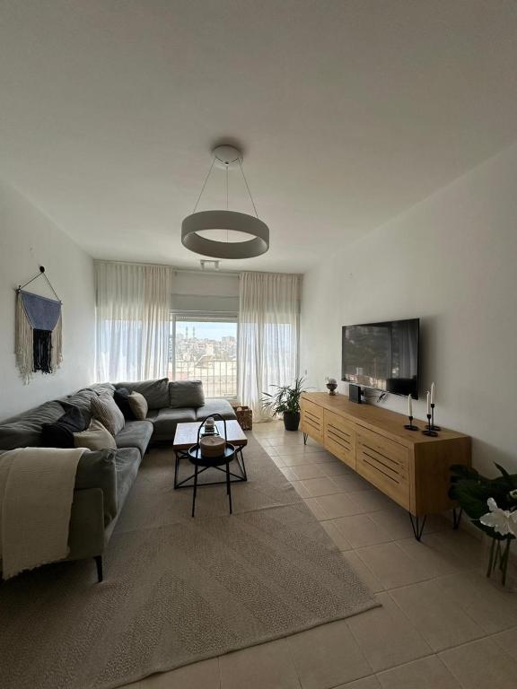HARDUF3 - Stylish 3BD - Sea View - Private Parking, Haifa