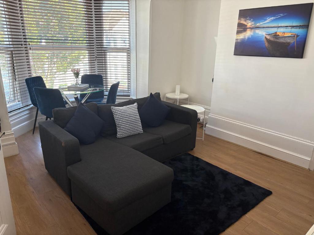 Laburnum - 2 bedroom - Sleeps 6, Outside Space, Free Parking, Portsmouth