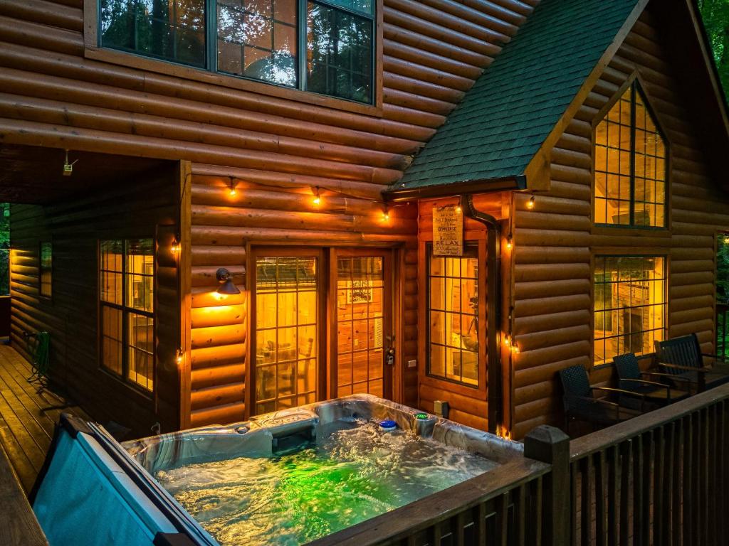 Stunning and Relaxing Getaway at a Fantastic Location, Hot Tub, Games, Gatlinburg