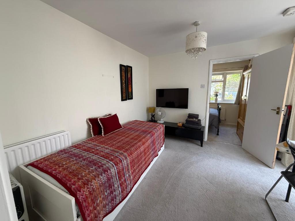Cosy Apartment with Private Access and Kitchenette in Guildford, Worplesdon