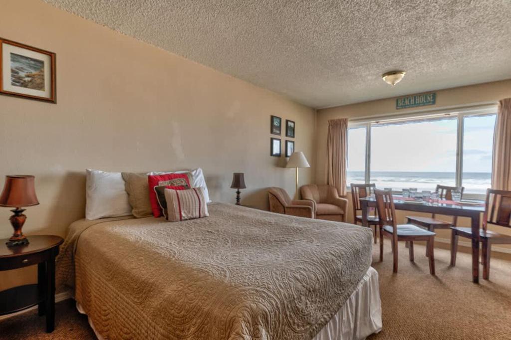 Comfy Second Floor Beachfront Condo - Sleeps 4 - Pool and Sauna, Lincoln City