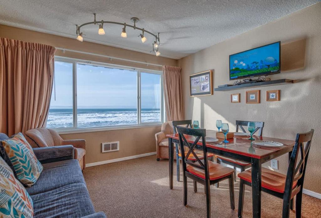 Top Floor Condo With Amazing Views Pool and Sauna, Lincoln City