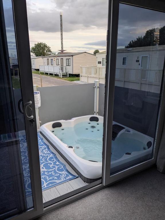Serenity - Luxury Hot Tub, Sunnymede, Fantasy Island, Caravan with Ramped Access, Parking, Dog Friendly, Ingoldmells