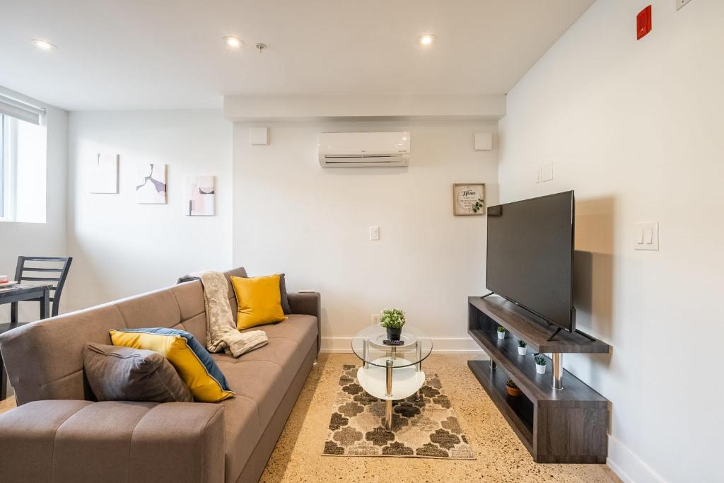 Modern 1BR Apartment - 8min walk to High Park Nearest Intersection Alhambra Ave, Toronto