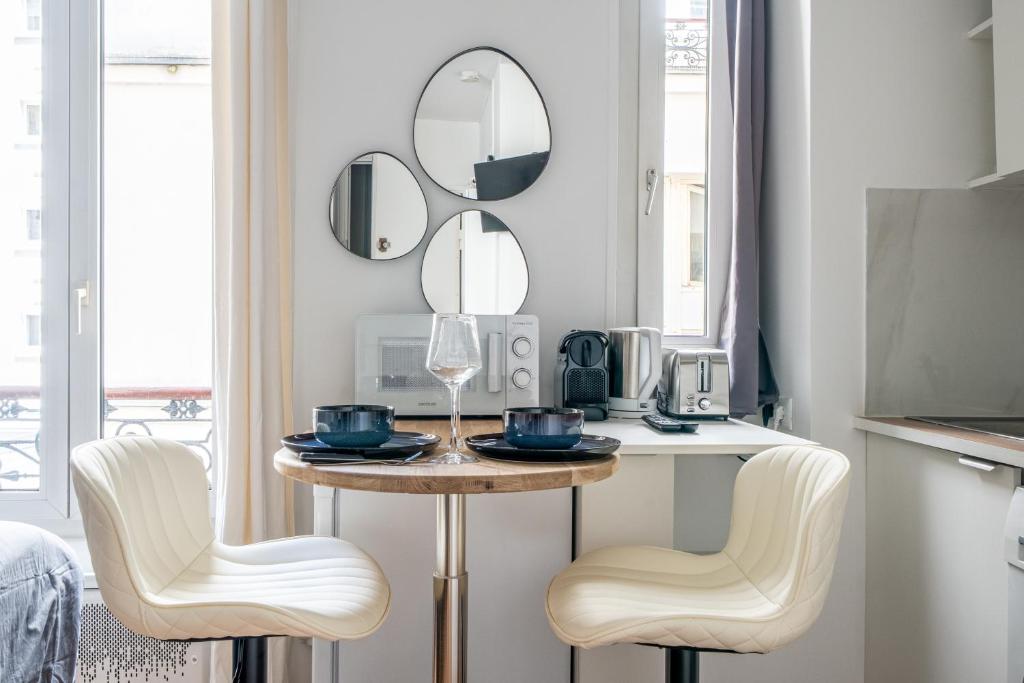 Paris studio Rue Daguerre - all bills included - quiet & welcoming - direct train from CDG airport - 4