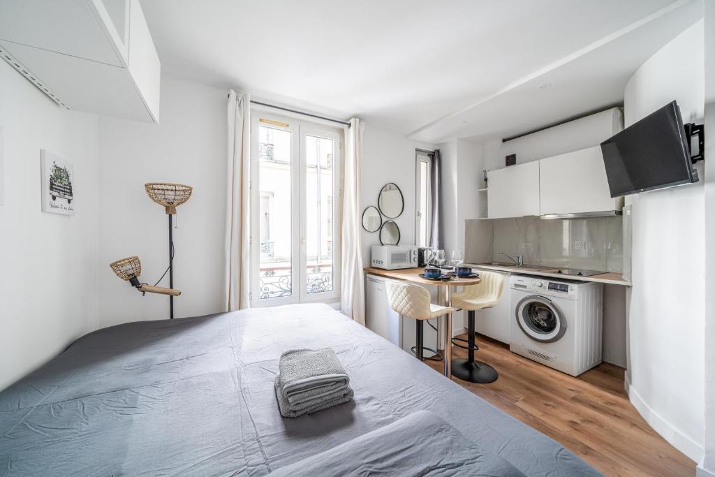 Paris studio Rue Daguerre - all bills included - quiet & welcoming - direct train from CDG airport - 2