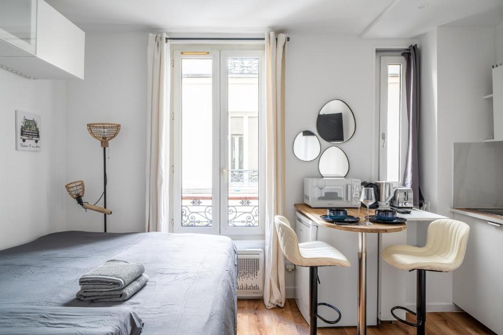 Paris studio Rue Daguerre - all bills included - quiet & welcoming - direct train from CDG airport - 3