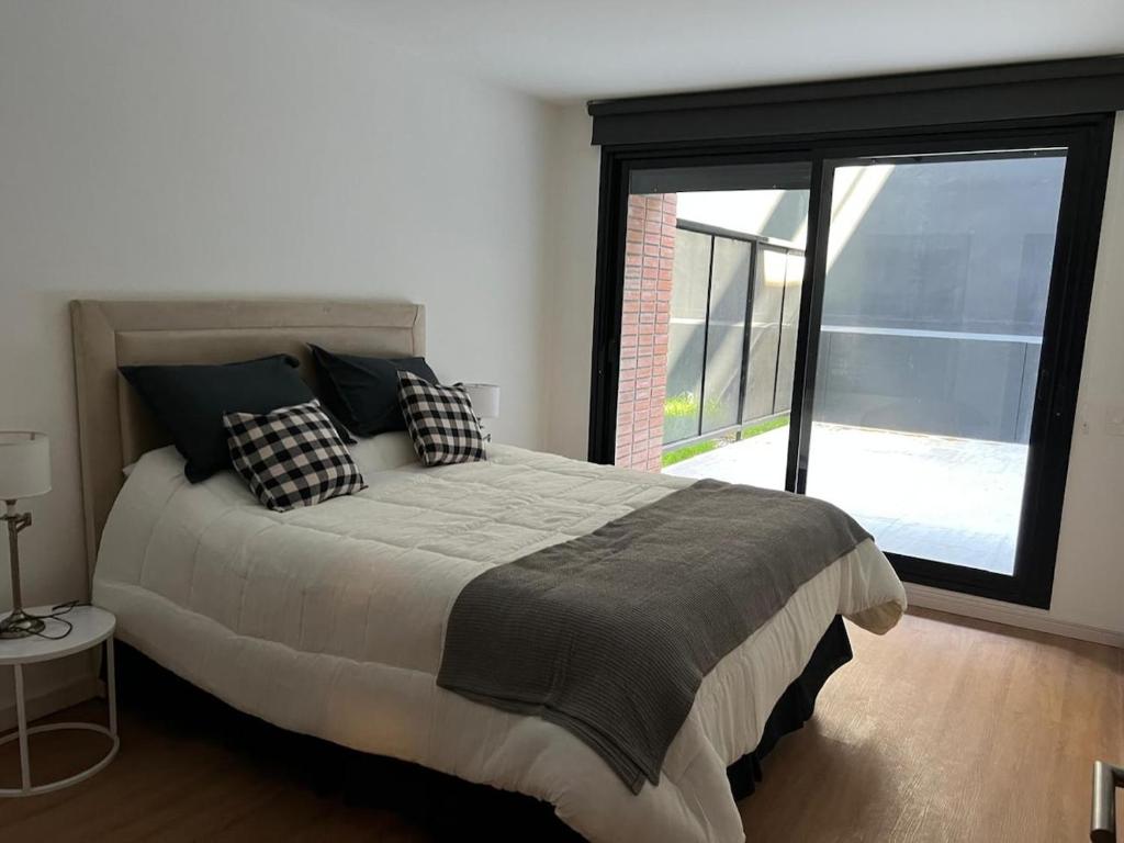 Grafito - Spacious and comfortable, in front of the mall, Montevideo