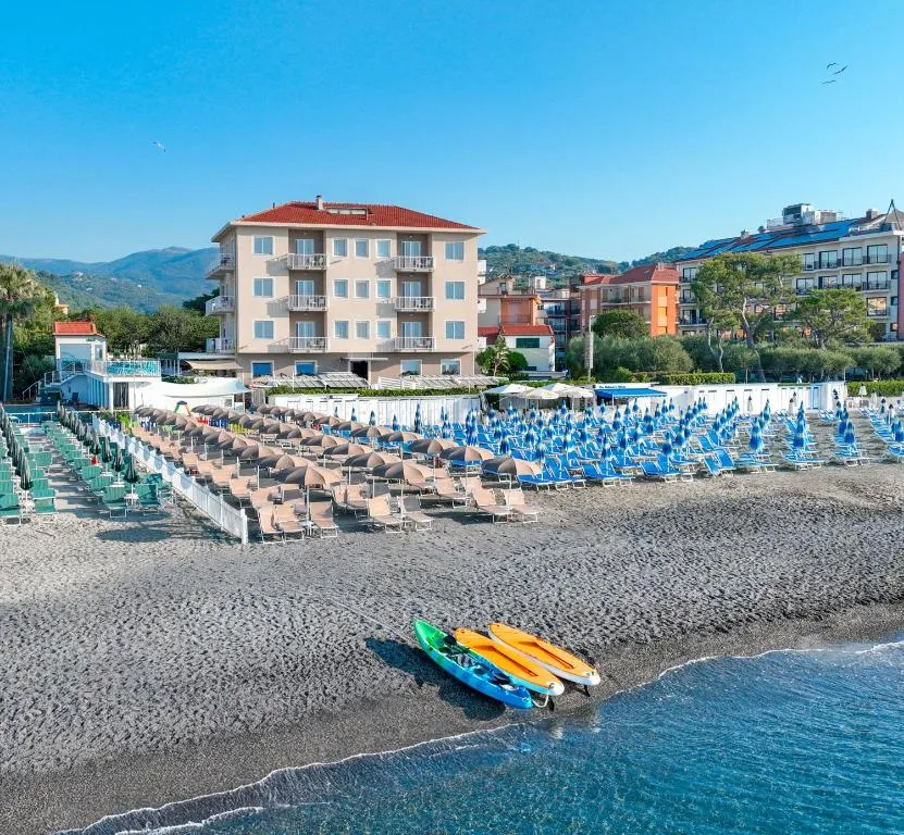 Hotel La Baia, hotel v destinaci Diano Marina
