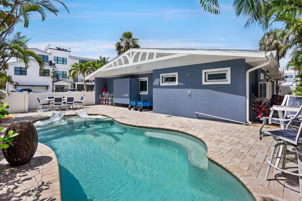 Tiki Sunshine, Holmes Beach