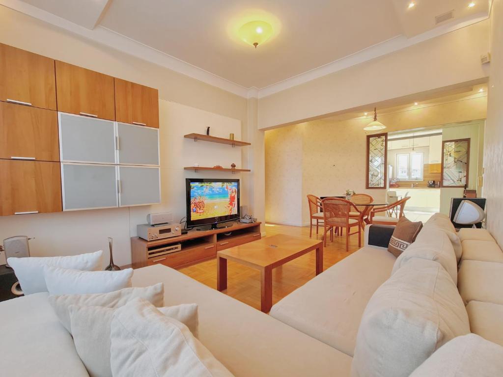 FREE PARKING Top Center Patriarh Evtimiy 2BDR ACC Apartment by SofiaLuxRentals, Sofia