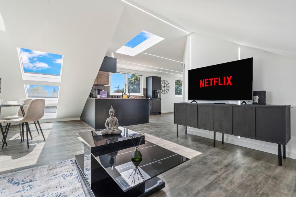 Stunning Penthouse-Style 2-Bed Uxbridge, Uxbridge