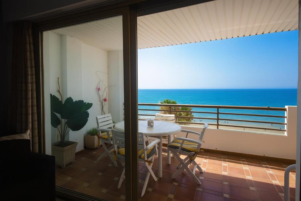 Carlota Apartment- Frontline Beach - 5