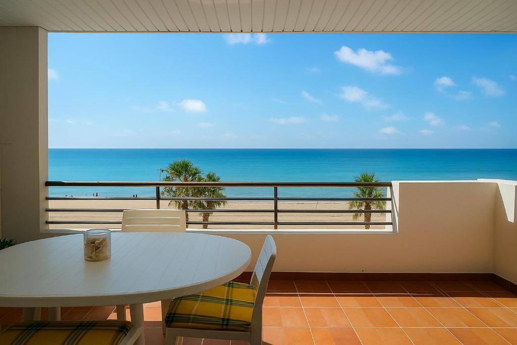 Carlota Apartment- Frontline Beach - 3