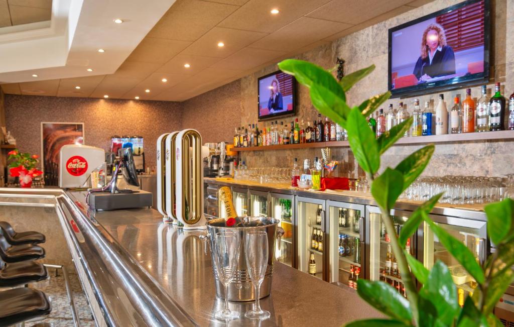 Hotel la Palmera & Spa — Restaurant & bars in Lloret de Mar, Catalonia