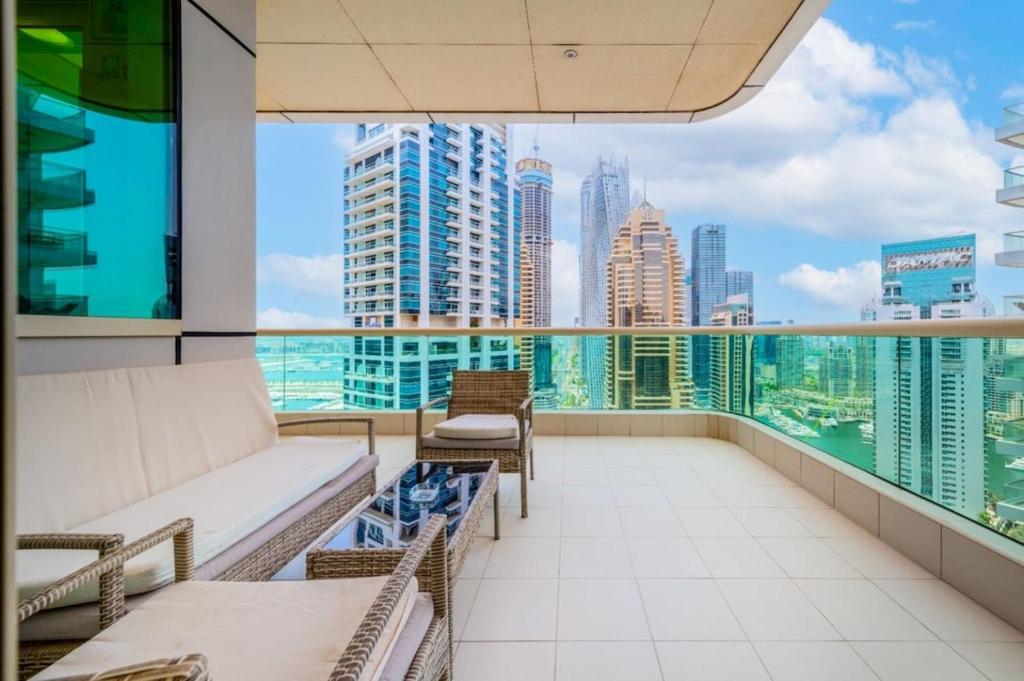 Royal Oceanic Elegant 2BR with Marina View, Dubaï