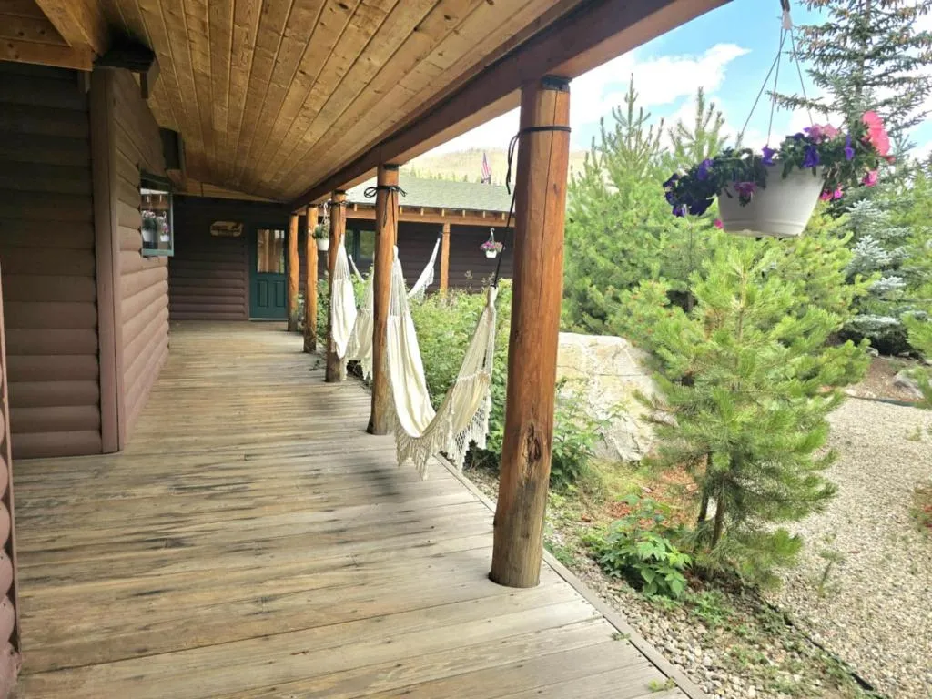 Black Bear Studio in Tranquil Courtyard by Grand Luxe，位于格兰德莱克的酒店